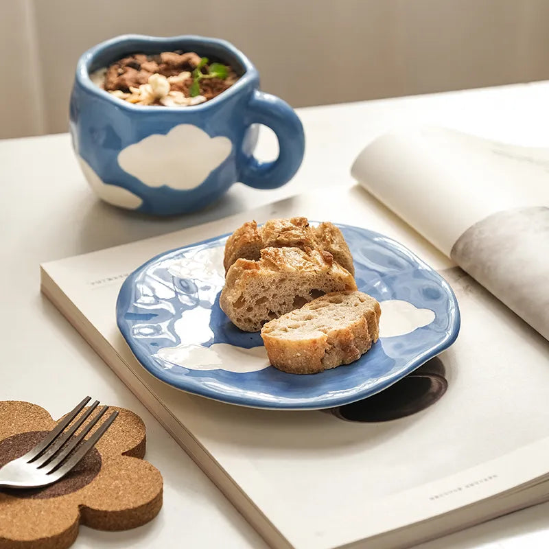 Tasse en céramique avec son assiette décorative