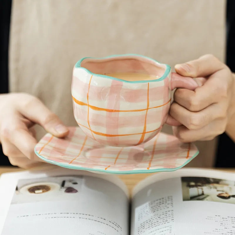 Tasse en céramique avec son assiette décorative